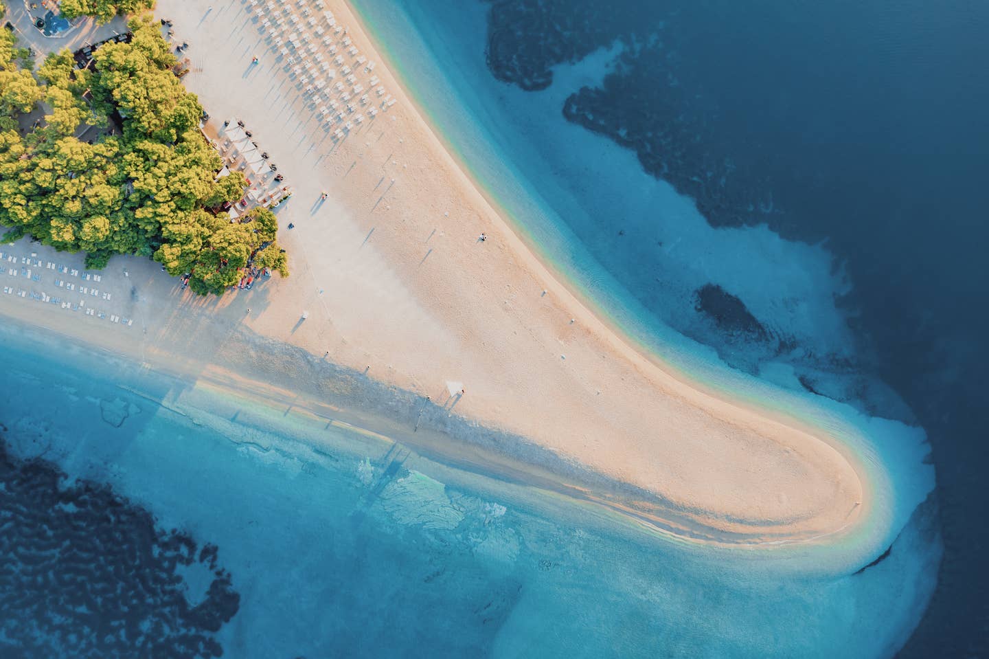 Strandurlaub Kroatien – Luftaufnahme des Strands von Zlatni auf der Insel Brac