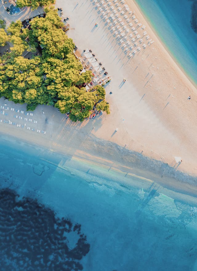 Strandurlaub Kroatien Strandurlaub Kroatien – Luftaufnahme des Strands von Zlatni auf der Insel Brac
