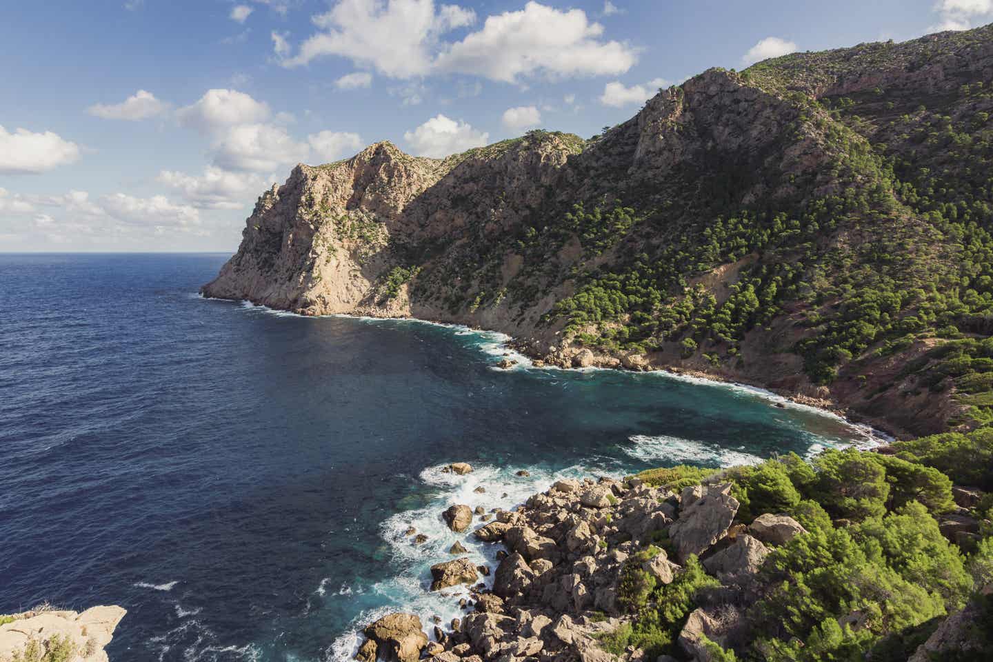 Sa Dragonera nahe Mallorca mit einem atemberaubenden Blick auf die Insel, umgeben von türkisblauem Meer und Natur