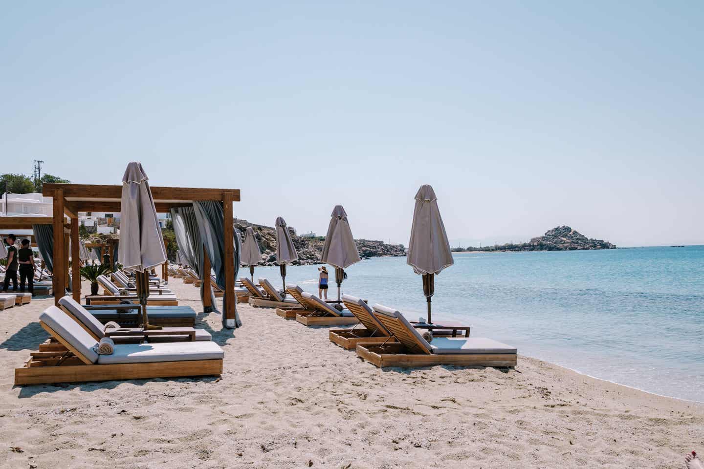 Mykonos Strände: Strandliegen und Sonnenschirme am Strand Platis Gialos