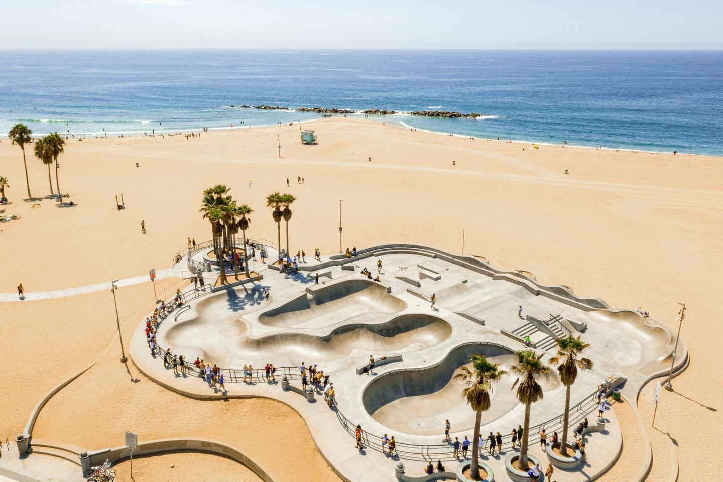 Skatepark in Venice Beach, einem der schönsten Strände Kaliforniens mit Meer im Hintergrund