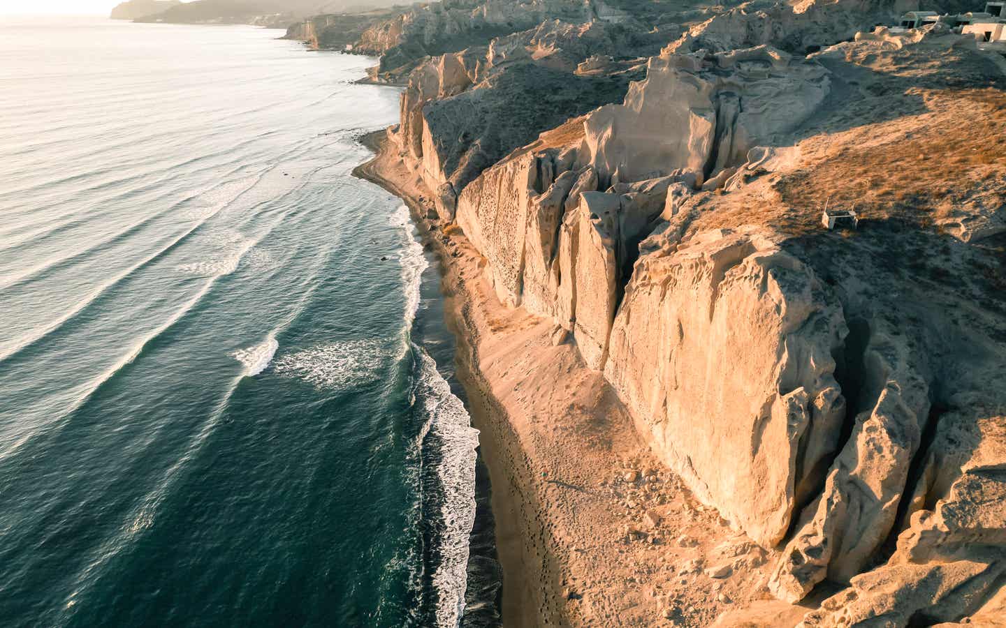 Spektakuläre Lage: ein Strand an der Steilküste von Santorini