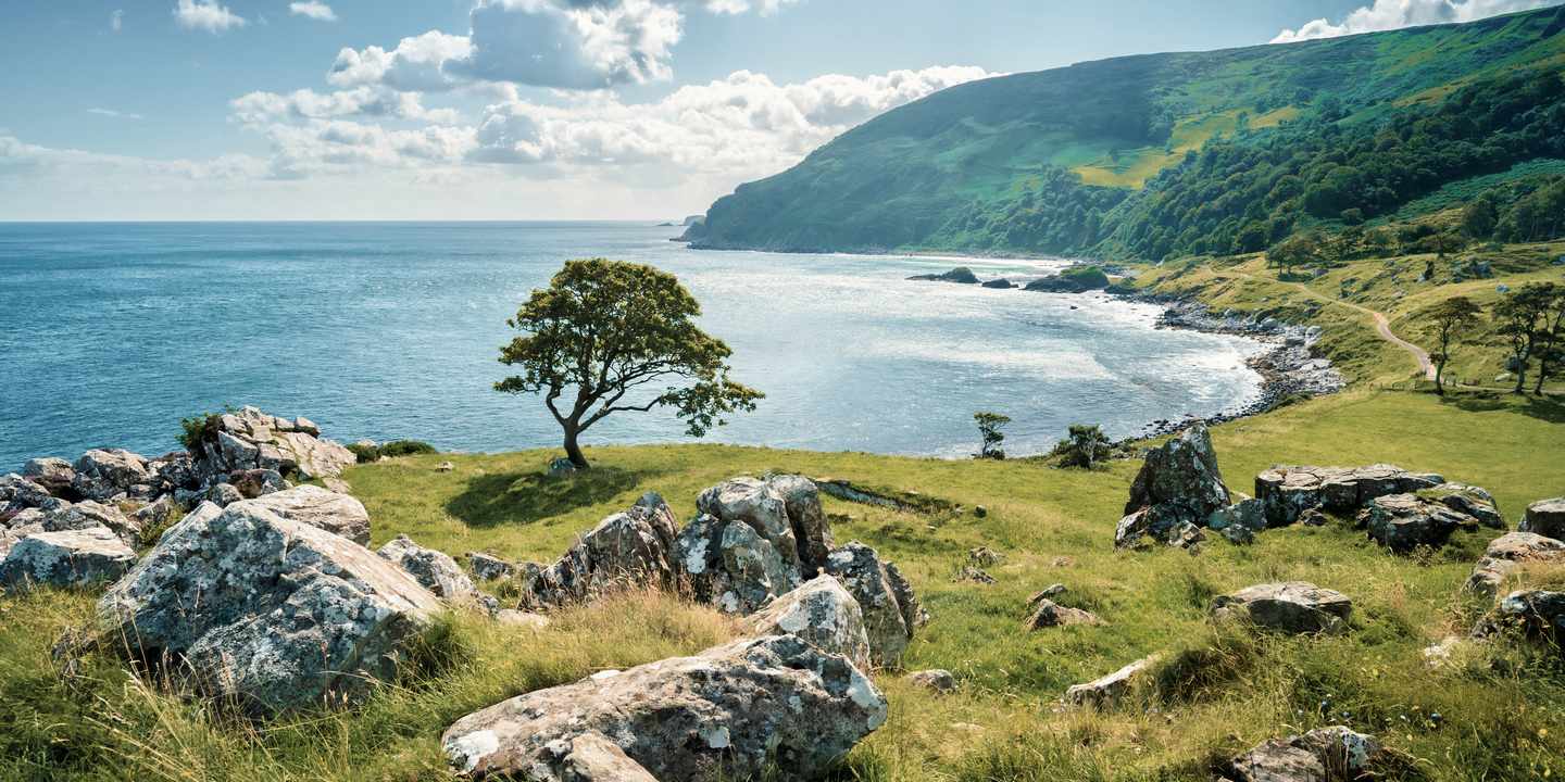 Die raue Küstenlandschaft der Murlough Bay in Nordirland 