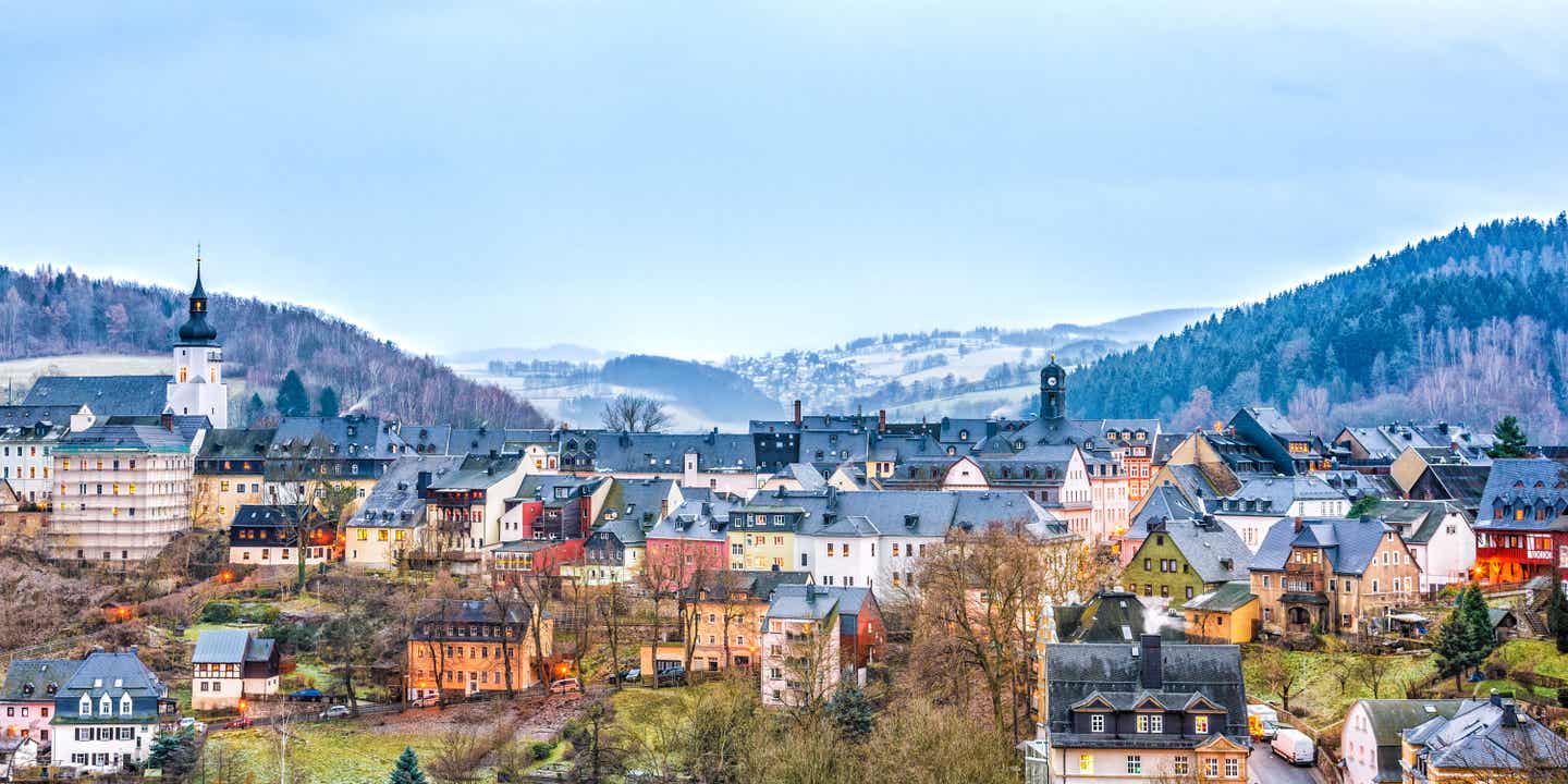 Ein lohnender Deutschland-Roadtrip: Blick auf das malerische Schwarzenberg im Erzgebirge