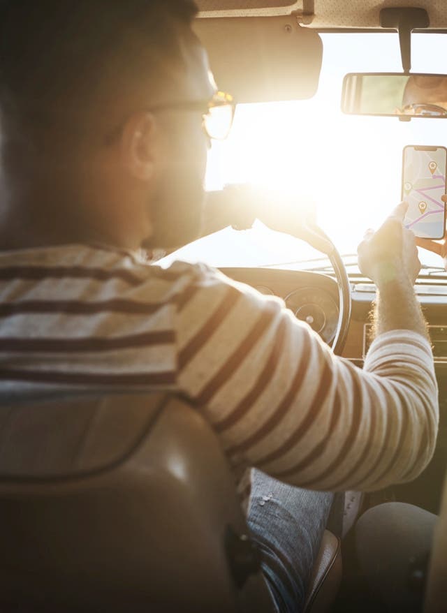 Nützliche Reise-Apps: gute Karten, Kofferpacken und Shopping Paar im Auto