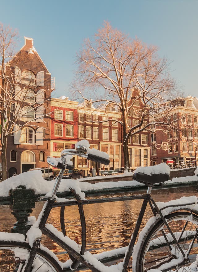 Winter in Amsterdam Winter in the City - Städtereisen im Winter Amsterdam Brücke Schnee