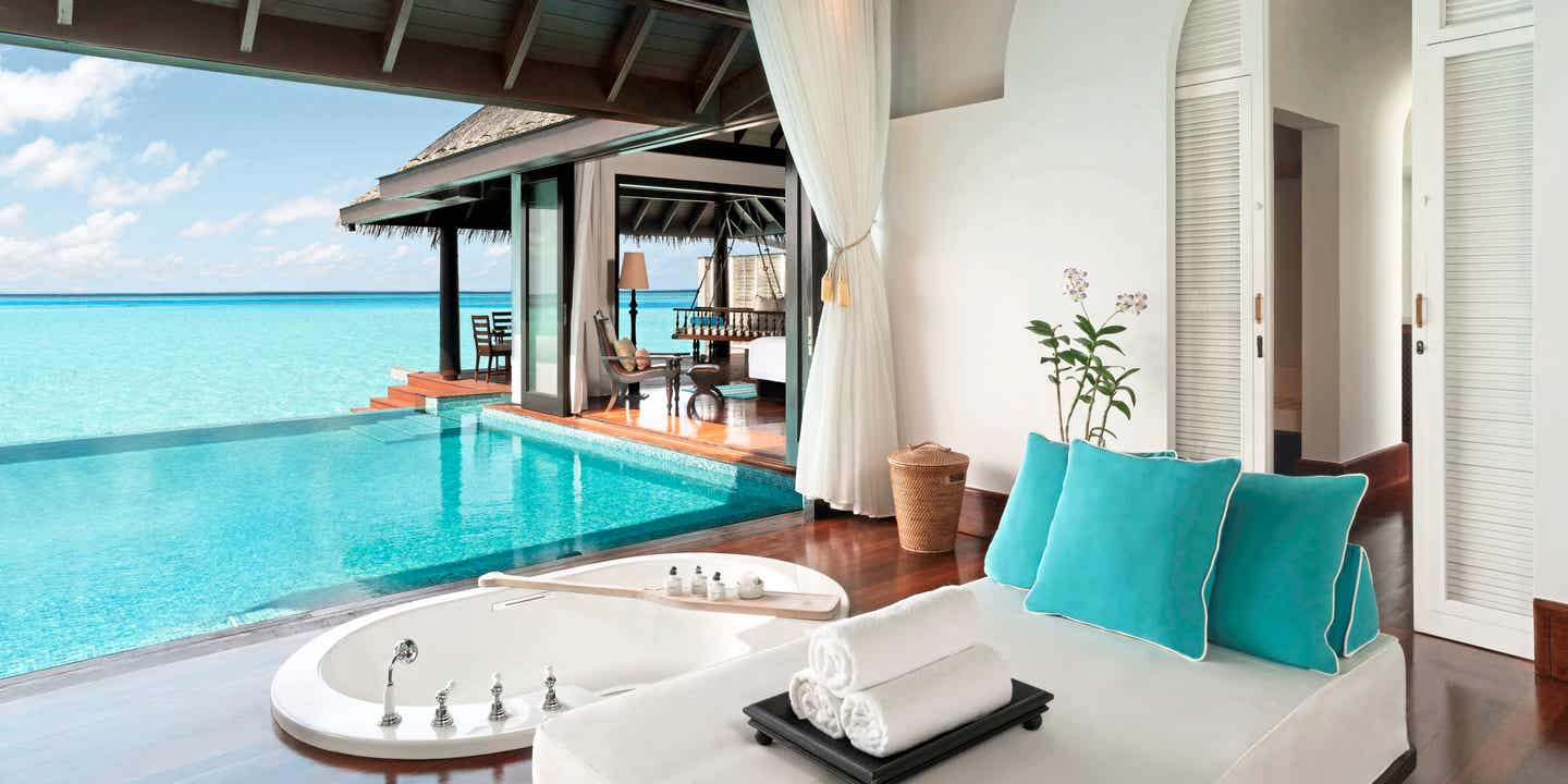 Blick aus einem Zimmer des Anantara Kihavah Maldives Villa auf den Malediven