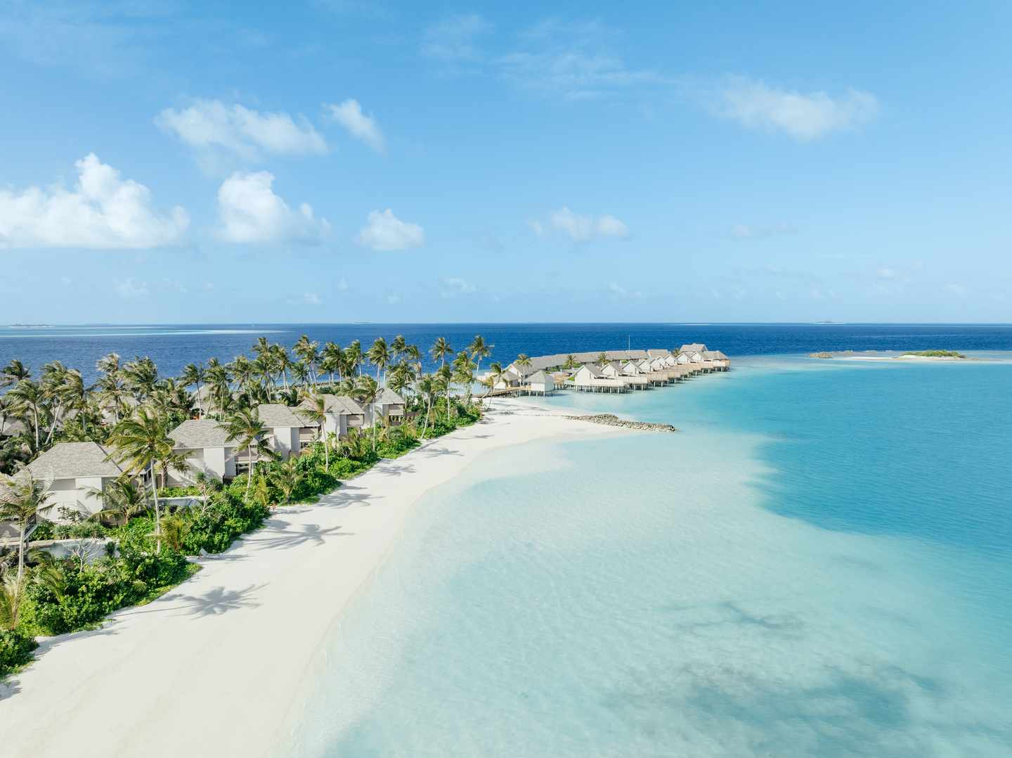 Die Villen des ananea Madivaru Maldies liegen direkt an einem weißen Sandstrand