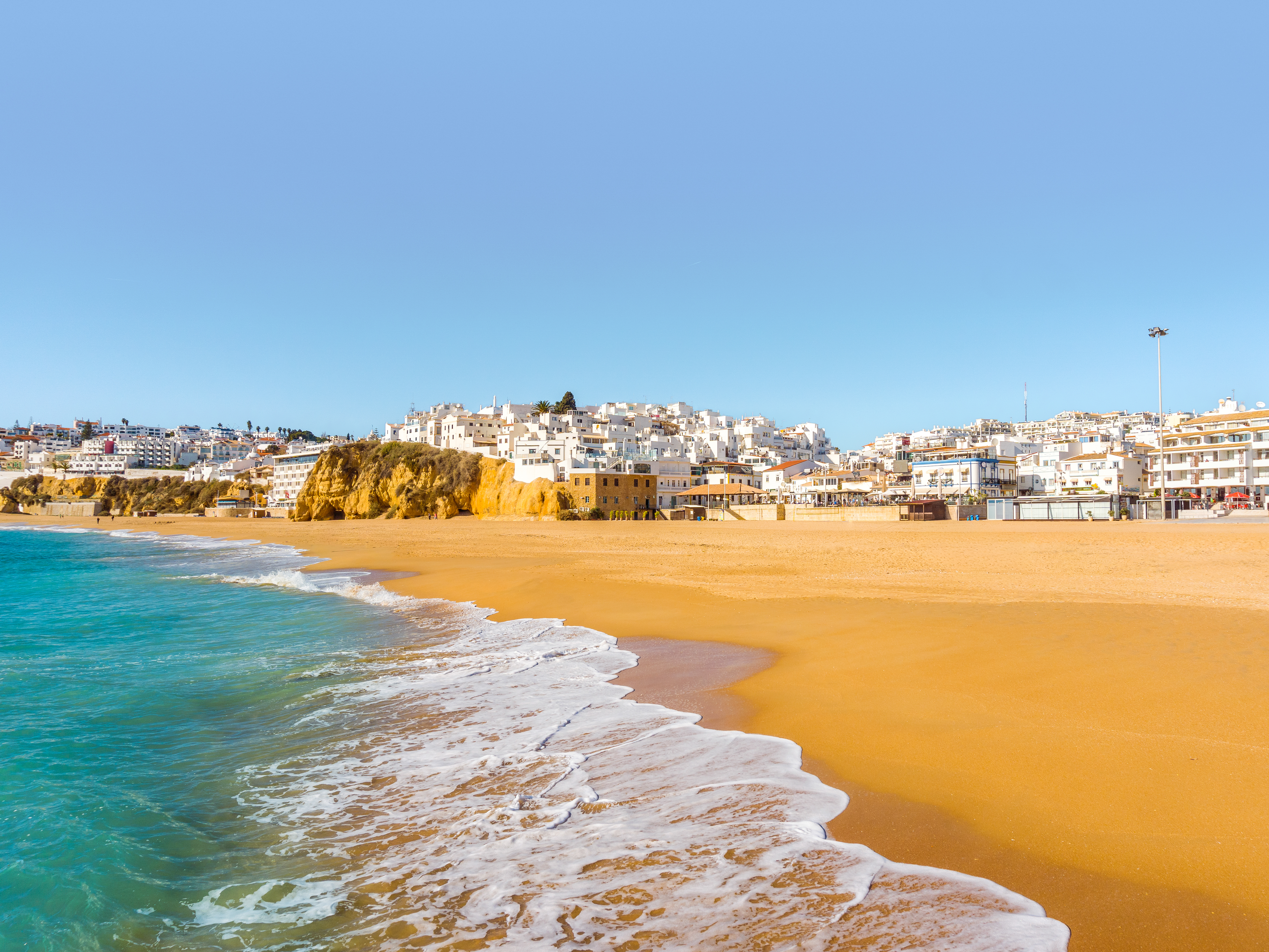 portugal-algarve-albufeira-strand-stadt-g-949168300-lp.jpg