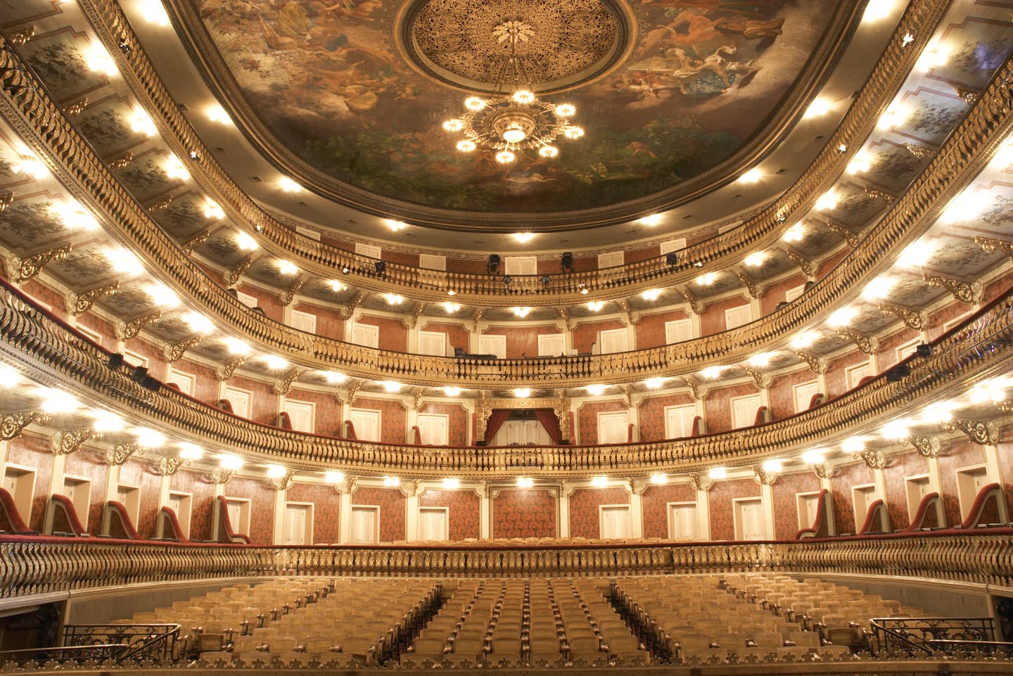 Musical Reise: Blick auf den Innenraum eines beleuchteten Theaters