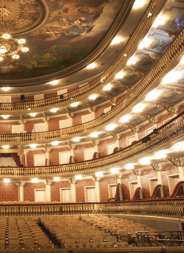 Musical Reise Musical Reise: Blick auf den Innenraum eines beleuchteten Theaters