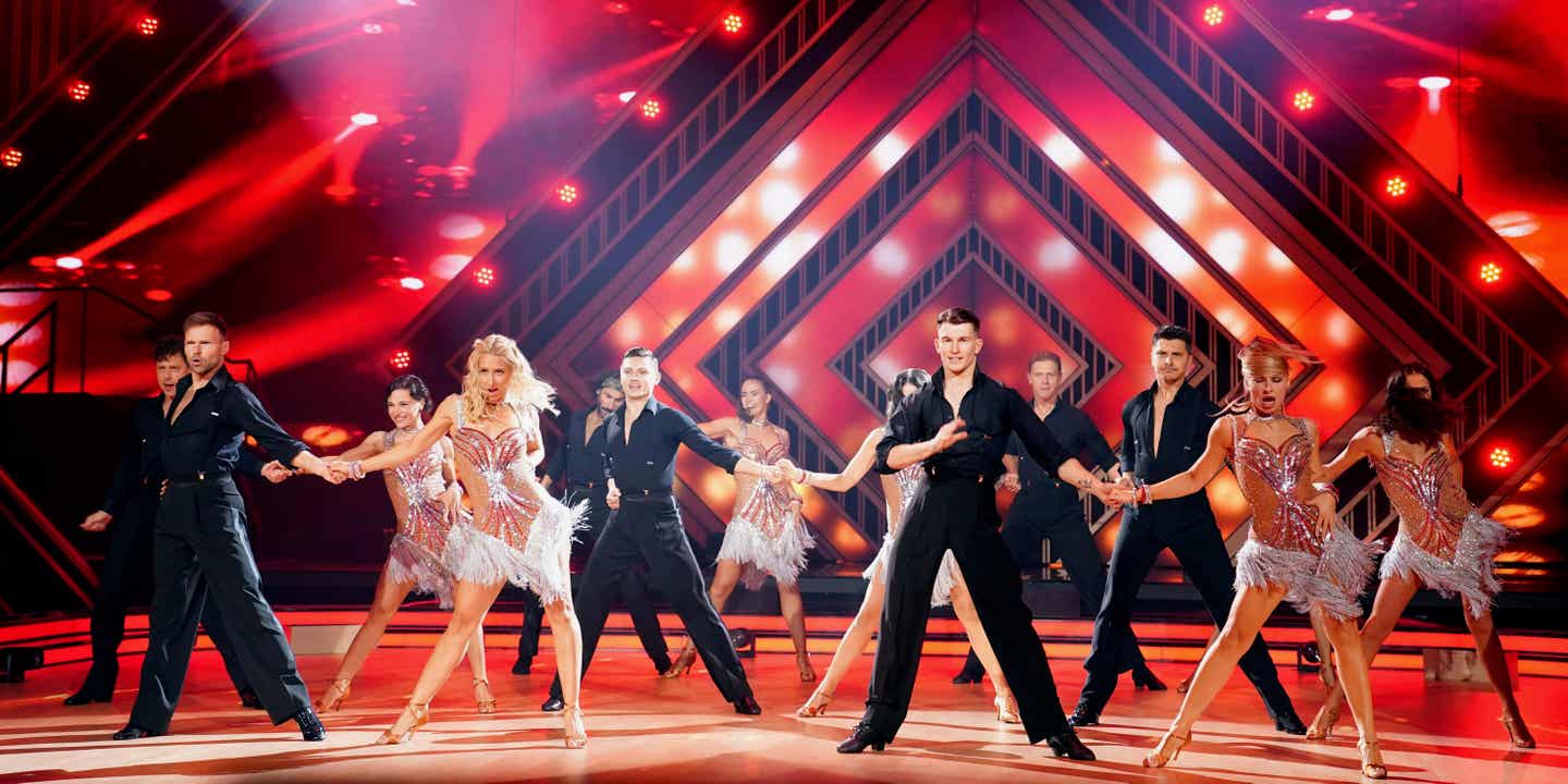 Die Profitänzerinnen und -tänzer von „Let's Dance“ tanzen gemeinsam auf der Bühne