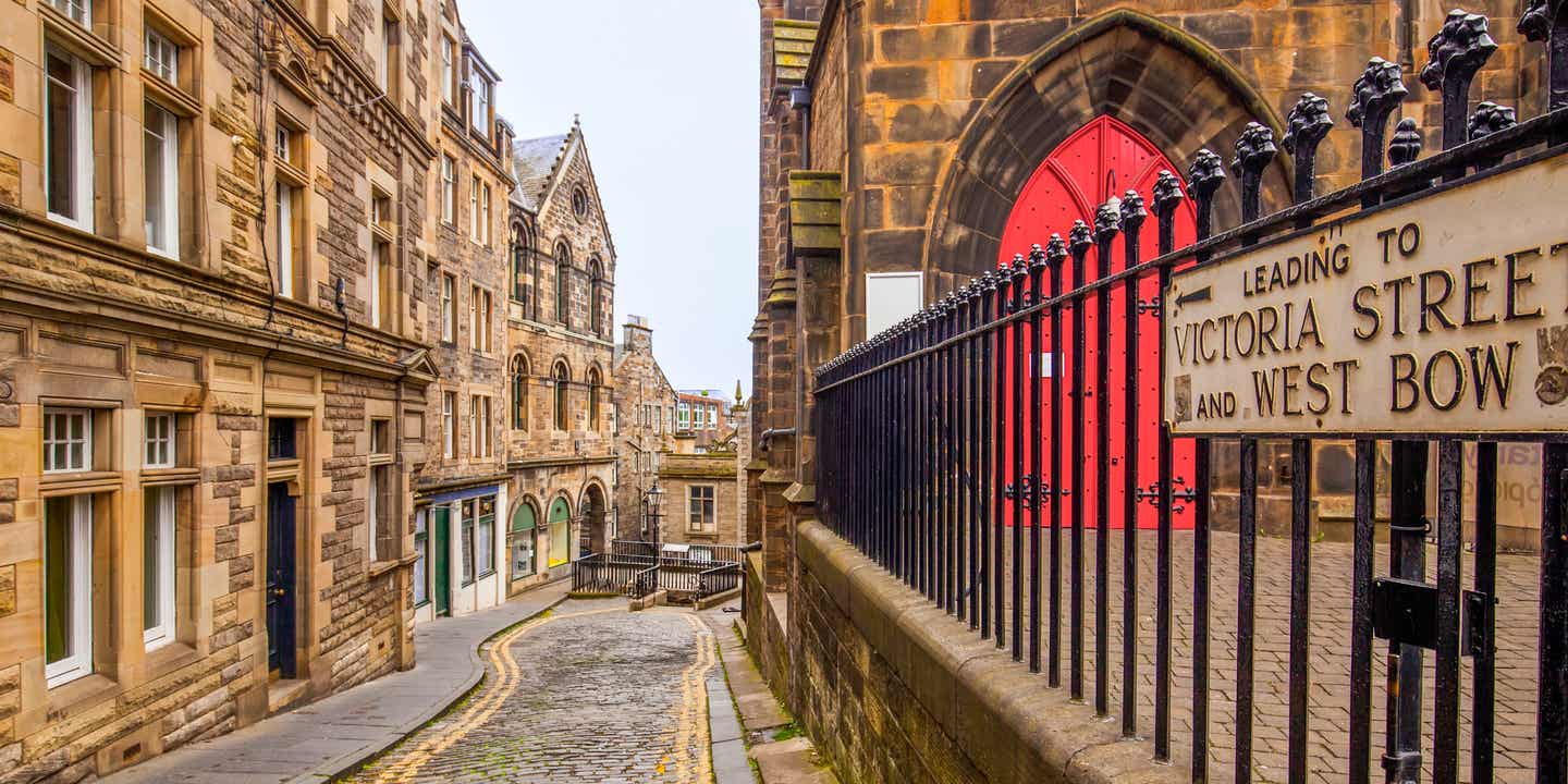 Alte Straße in Edinburgh, Steinmauern und -häuser