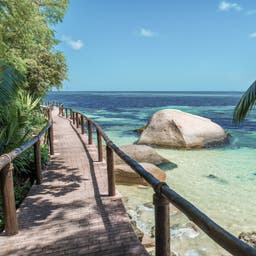 deluxe-seychellen-strand-steg-g639893374.jpg