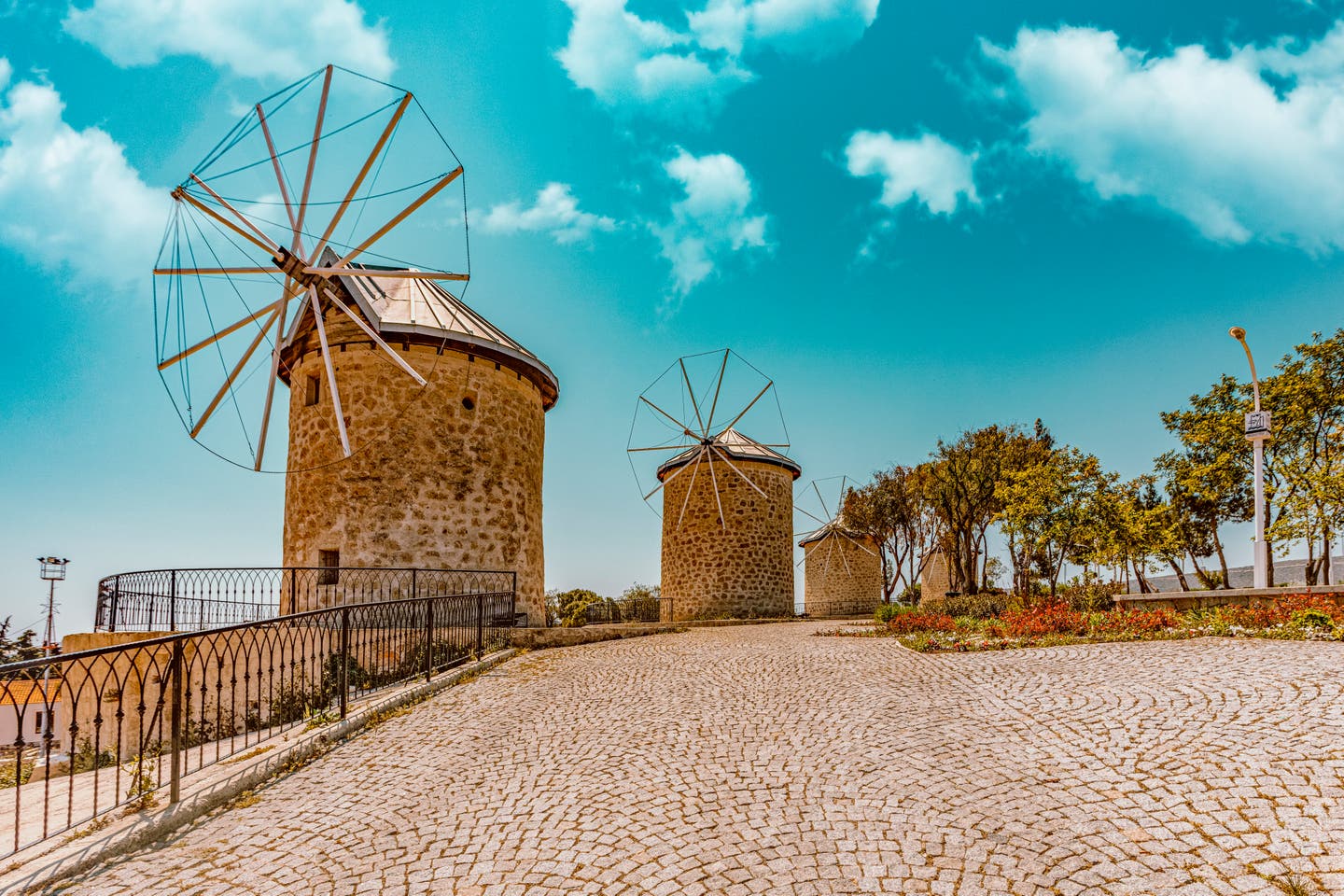 Windmühen mit blauem Himmel in Alacati an der türkischen Ägäis