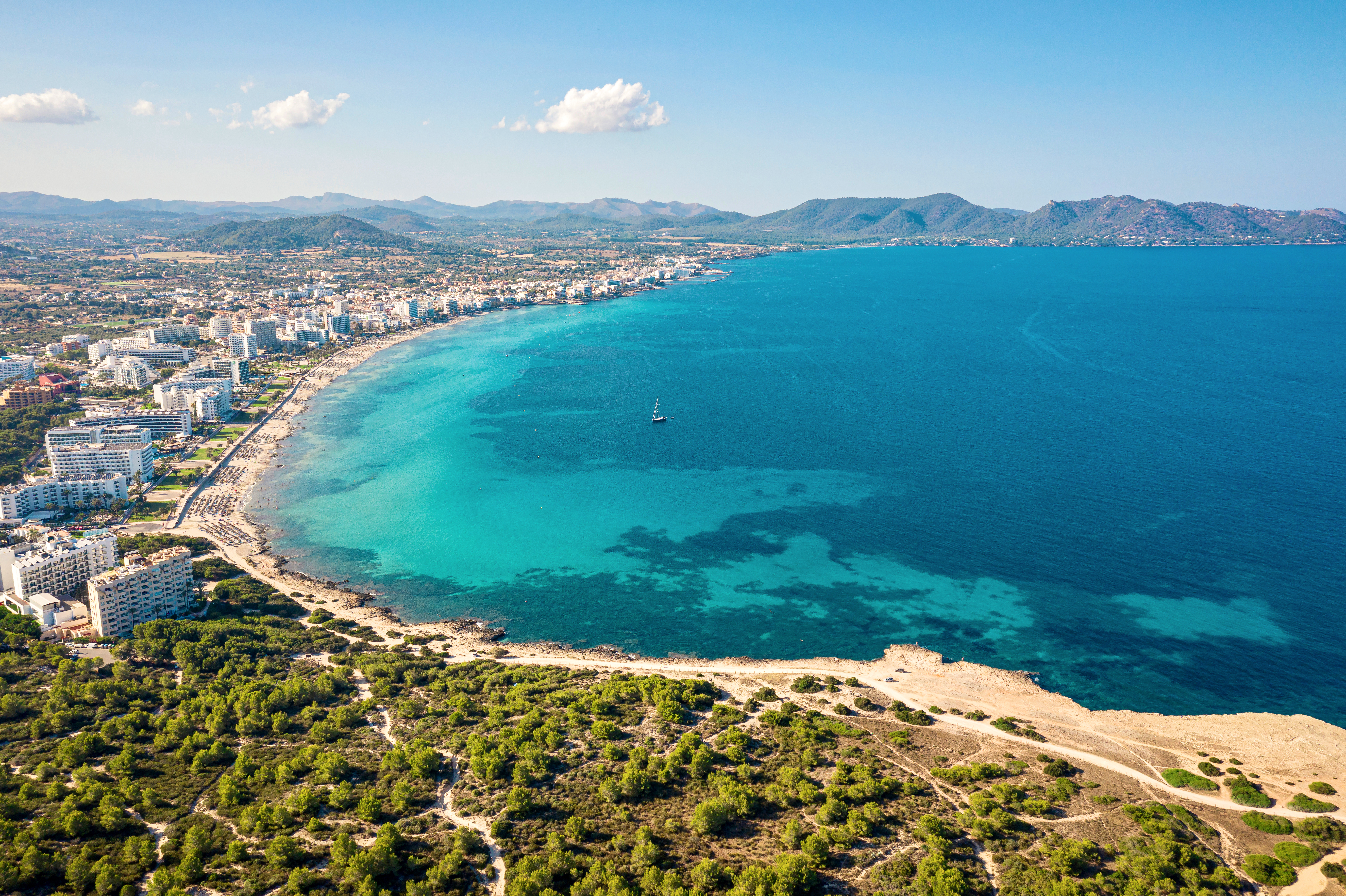 spanien-mallorca-cala-millor-strand-luftaufnahme-s-529661-AdobeStock-398844559.jpeg