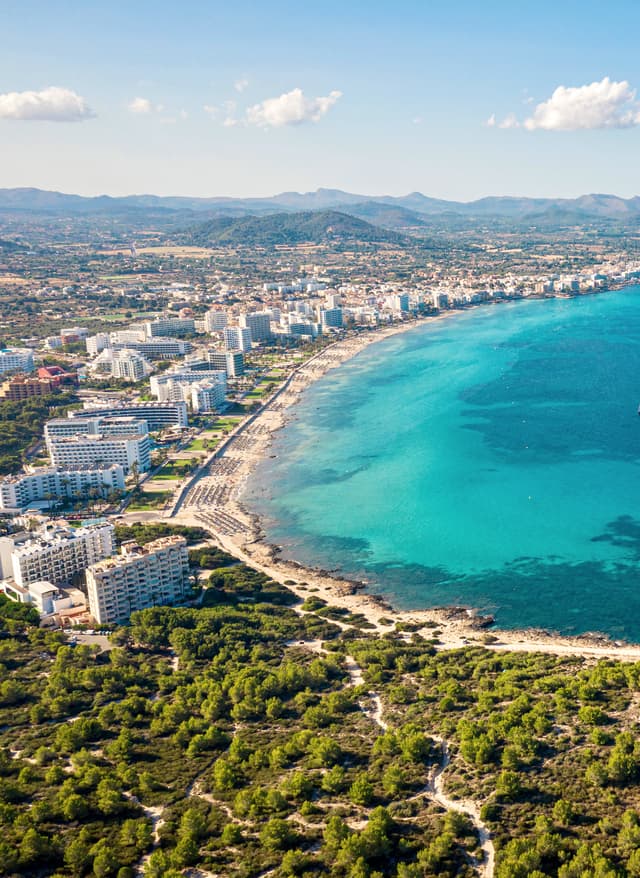 Cala Millor Urlaub Luftaufnahme der Bucht von Cala Millor
