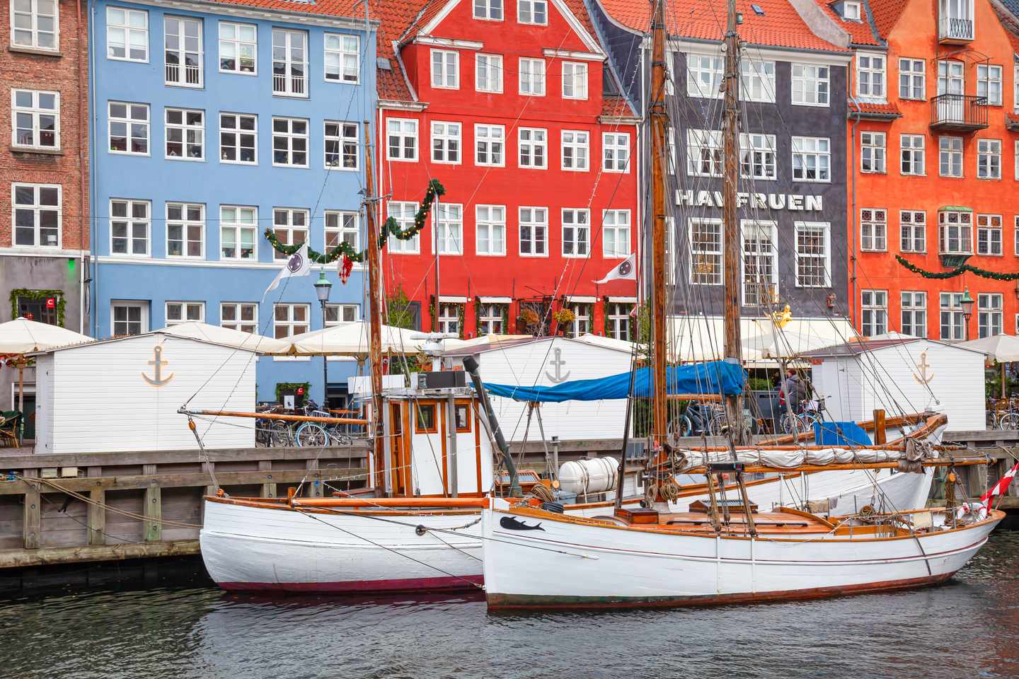 Städtereise Skandinavien. Nyhavn Kanal zur Weihnachtszeit in Kopenhagen - Dänemark 