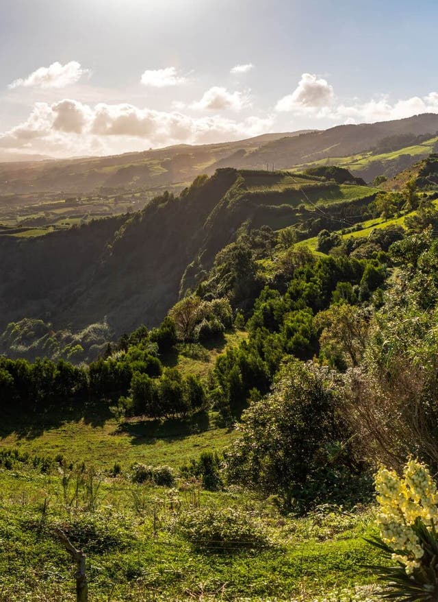 Azoren Reisetipps Traumhafter Blick vom Aussichtspunkt Santa Iria auf den Azoren