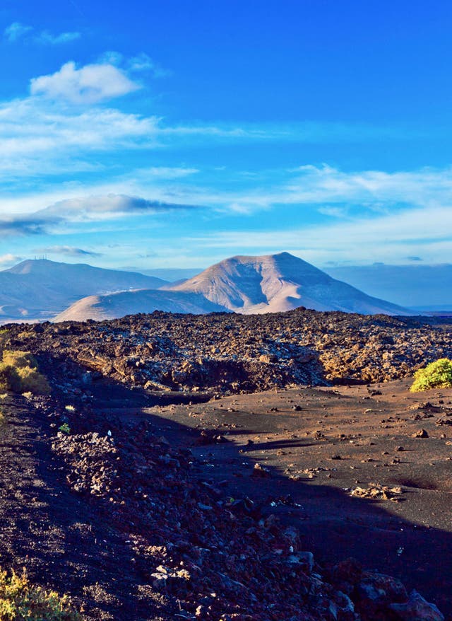 Hotel in Lanzarote buchen Straße im Bergpanorama von Lanzarote