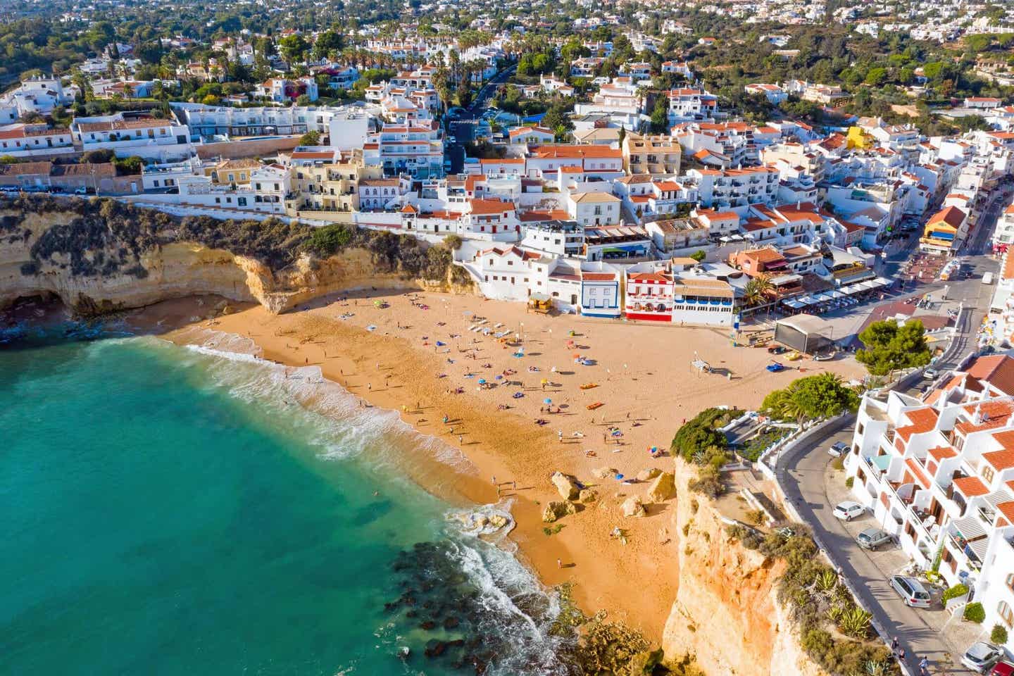 Carvoeiro an der Algarve von oben: Strand und Meer