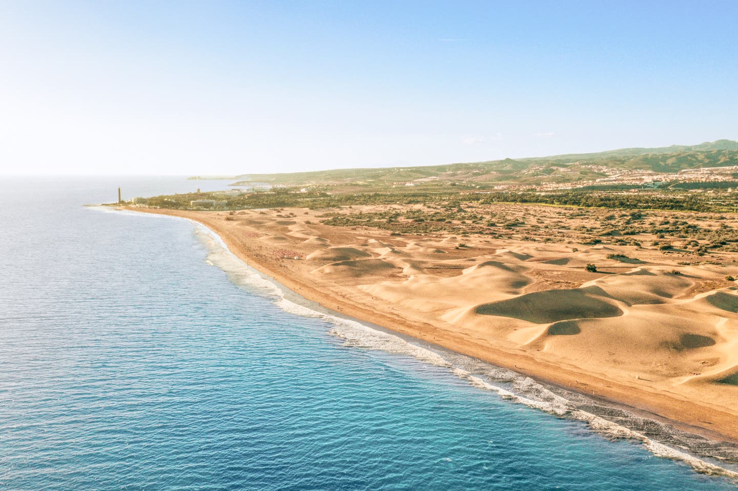 Vogelperspektive auf die Dünen von Maspalomas bis zum Leuchtturm an der Küste