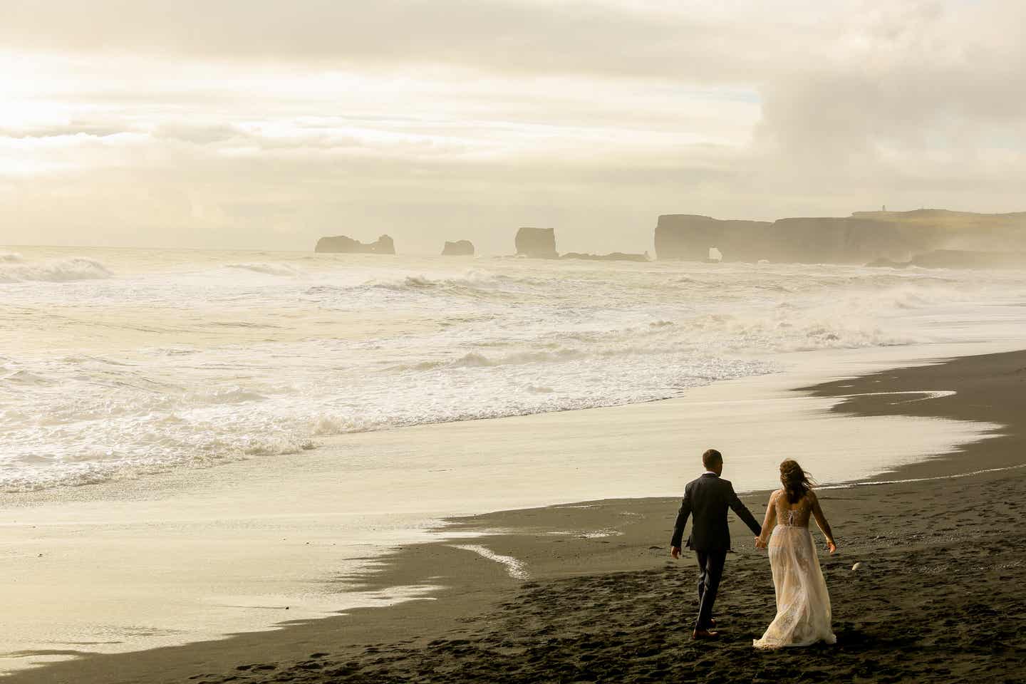 Hochzeitspaar am Strand: Heiraten im Ausland