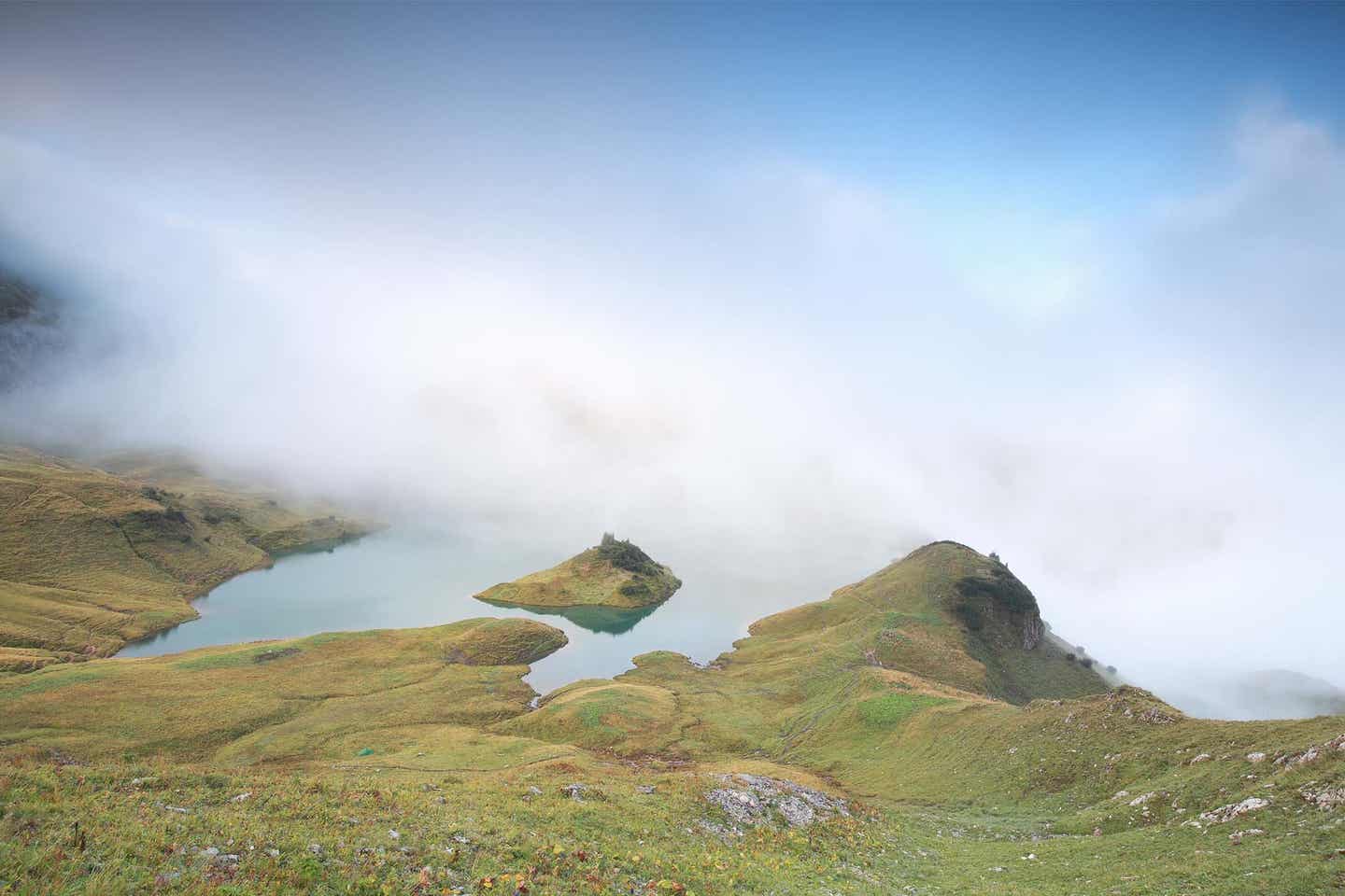 Deutschland Alpen Schrecksee Blick auf See mit Nebel