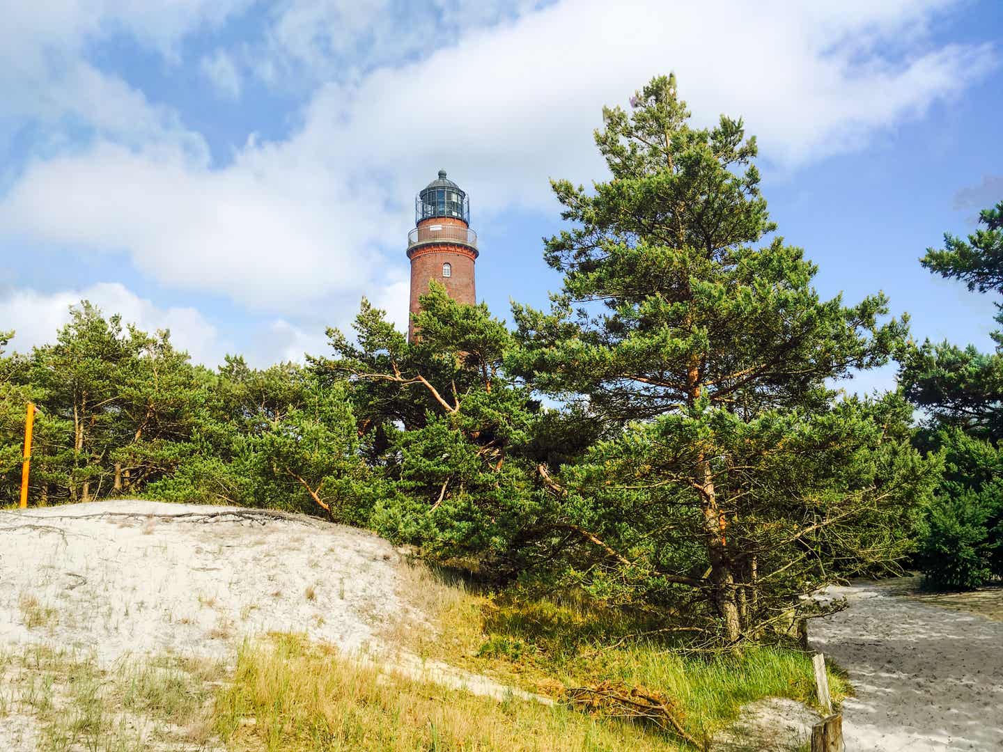 Leuchtturm Darßer Ort mit Dünenlandschaft im Nationalpark, Ausflugsziel an der Ostsee auf der Halbinsel Fischland-Darß-Zingst