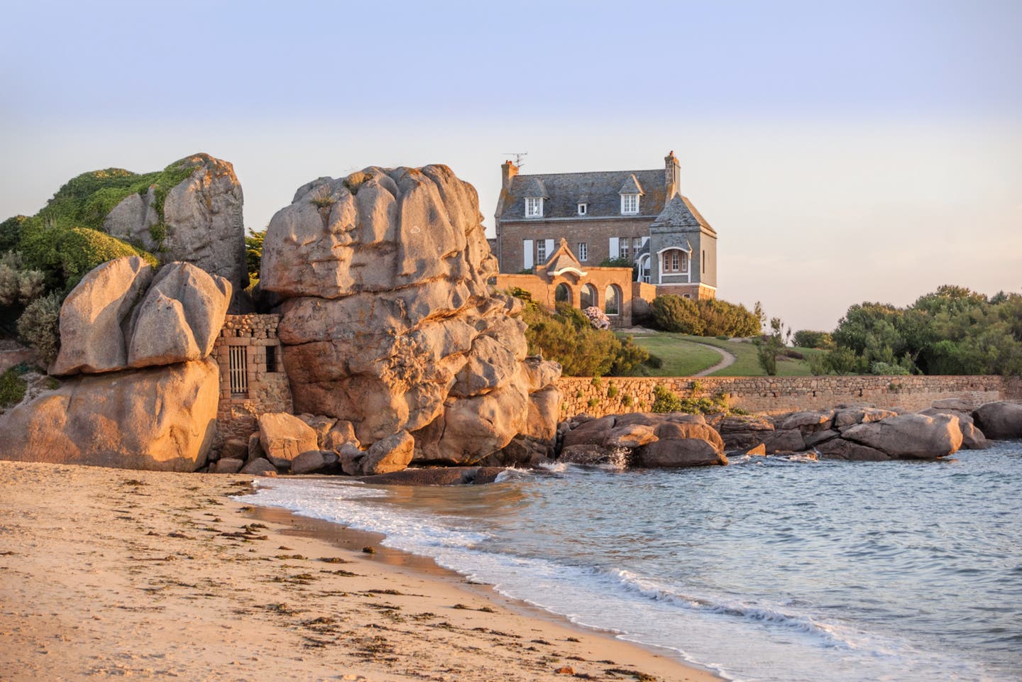 Stein-Cottage auf einem Hügel in der Bretagne mit Strand und Felsen