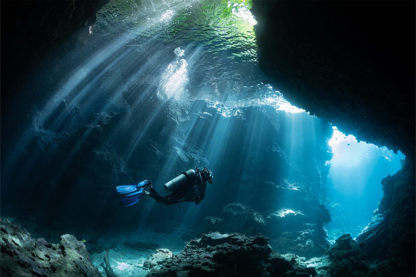 Taucher in Unterwasserschlucht beim Tauchen in Griechenland