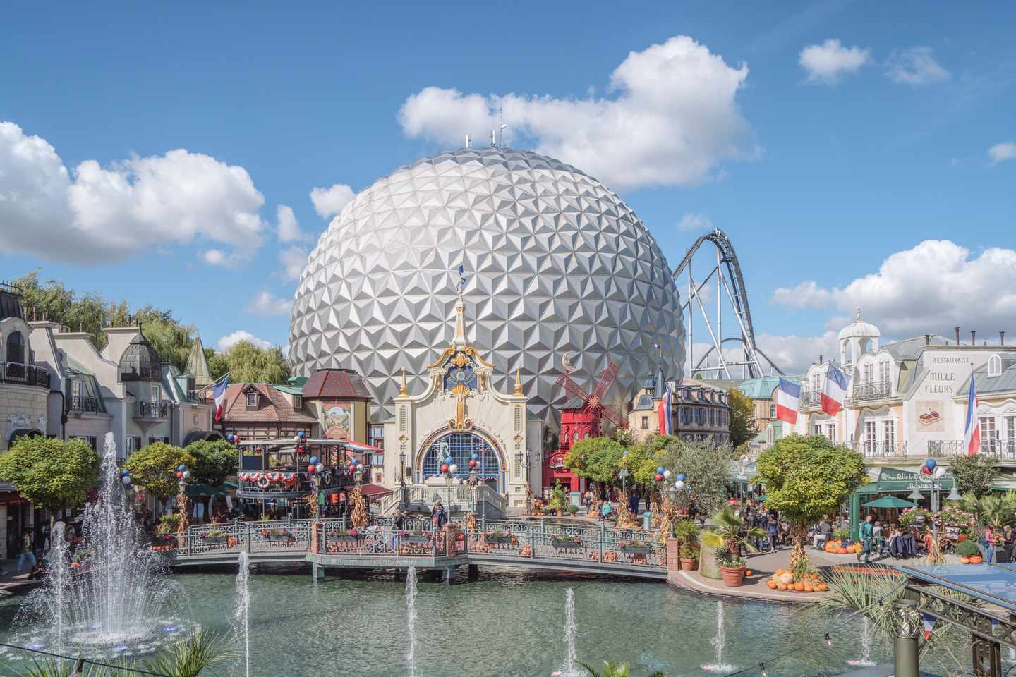 Blick auf Attraktionen, Achterbahnen und Rutschen im Europa-Park und Rulantica