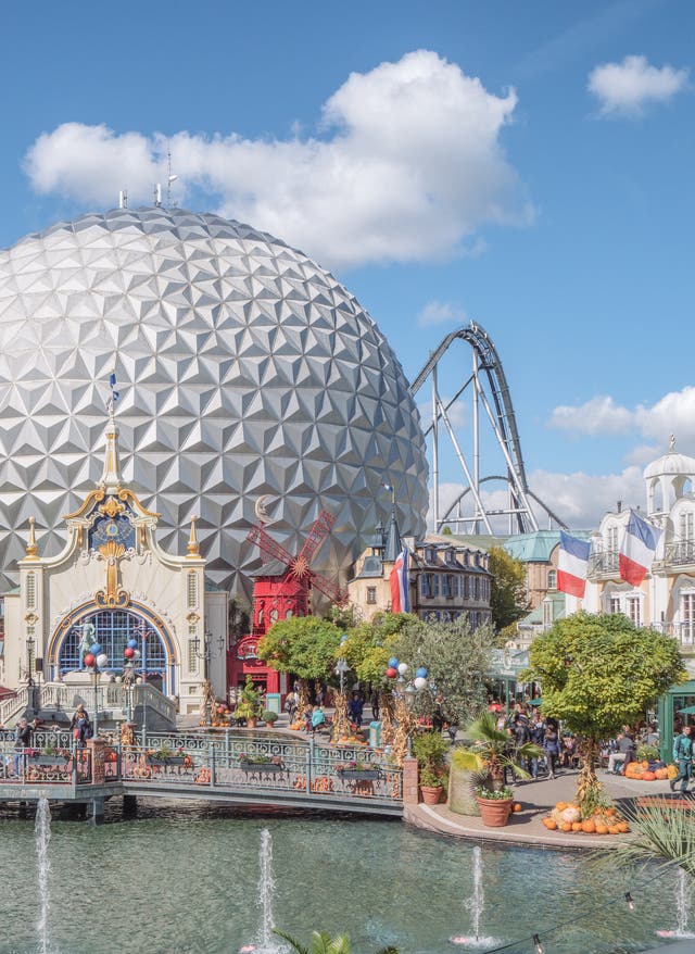 Europa-Park Bunte Collage aus Attraktionen, Achterbahnen und Rutschen im Europa-Park und Rulantica