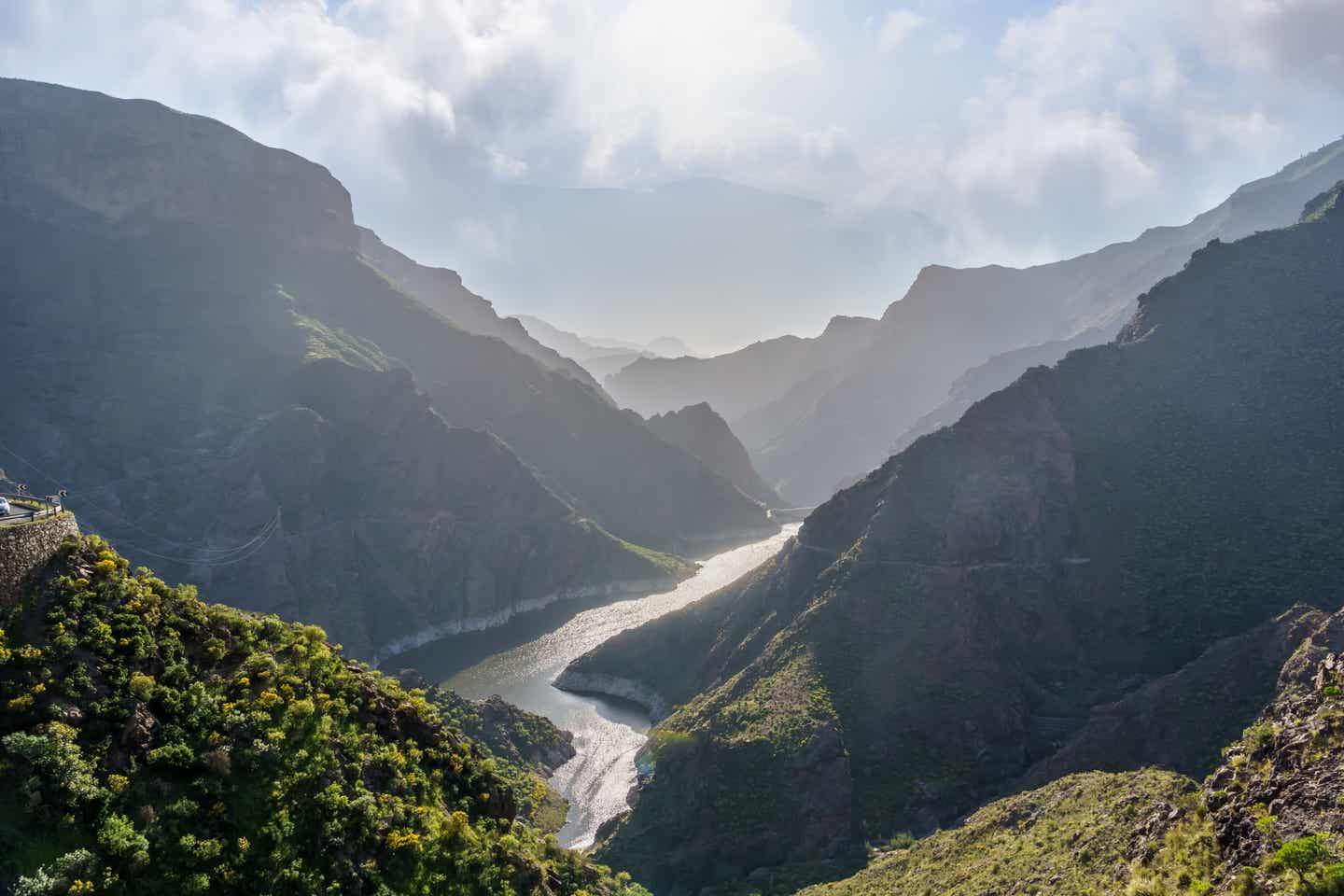 Flussbett durch Waldgebiet auf Gran Canaria