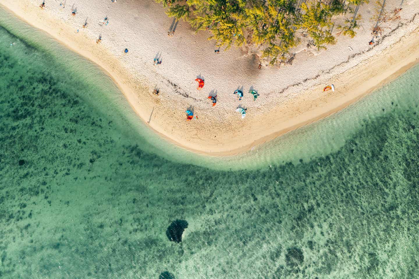 Luftaufnahme des Le Morne Beach auf Mauritius mit türkisfarbenem Wasser und Korallenriffen