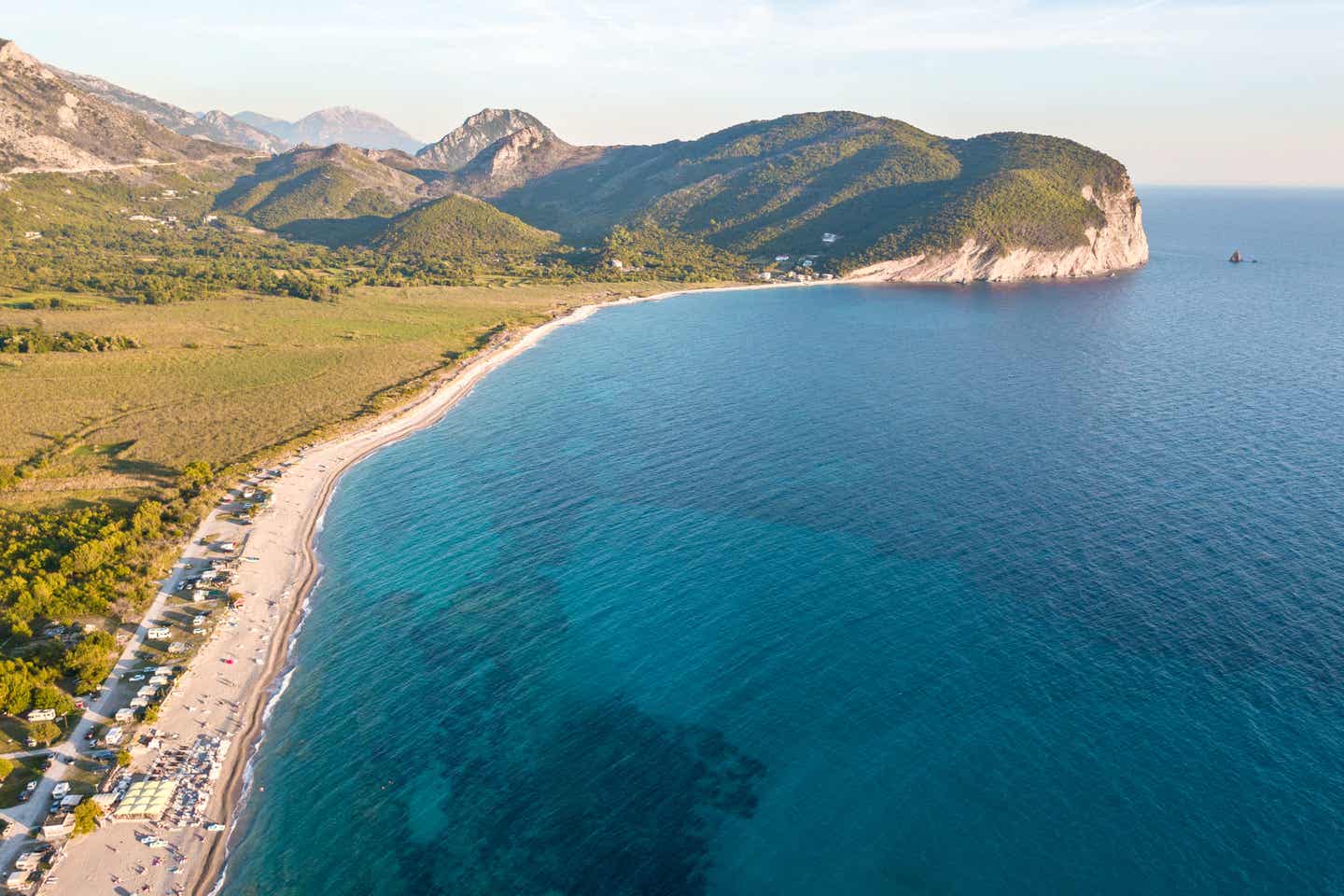 Strand in Montenegro: Luftaufnahme des Strandes von Buljarica