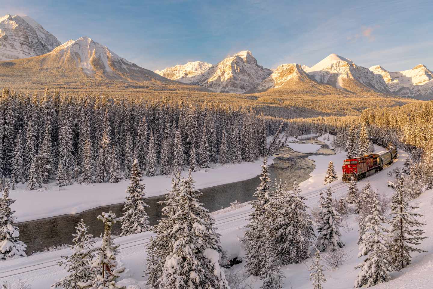 Ein Zug in der schneebedeckten Landschaft von Alberta