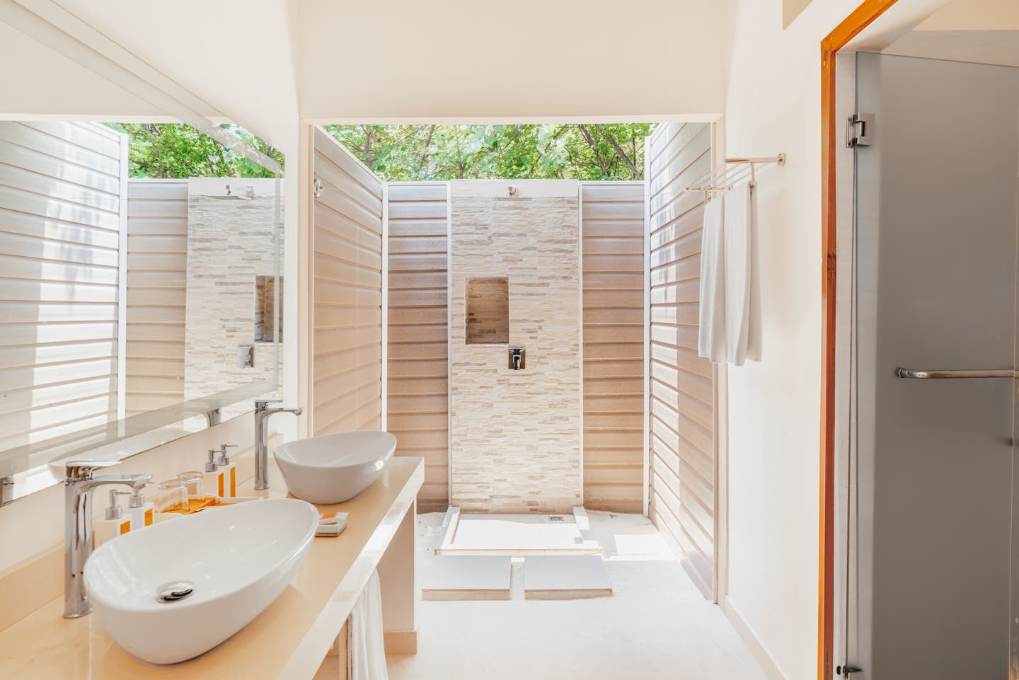 Bad einer Beach Pool Villa mit Outdoordusche im Garten