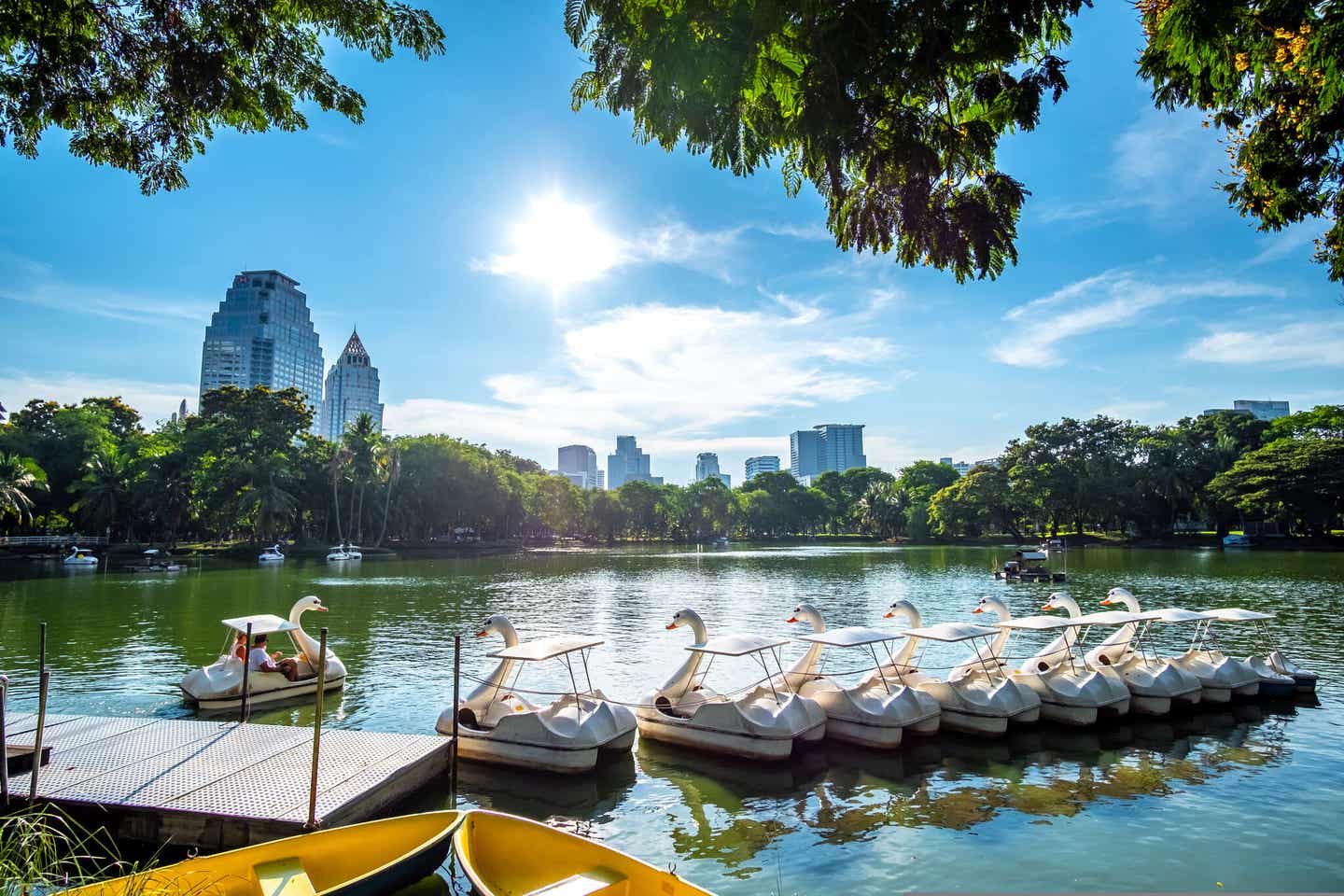 Schwanenboote auf einem See im Lumpini Park - Lumpini Park in Bangkok