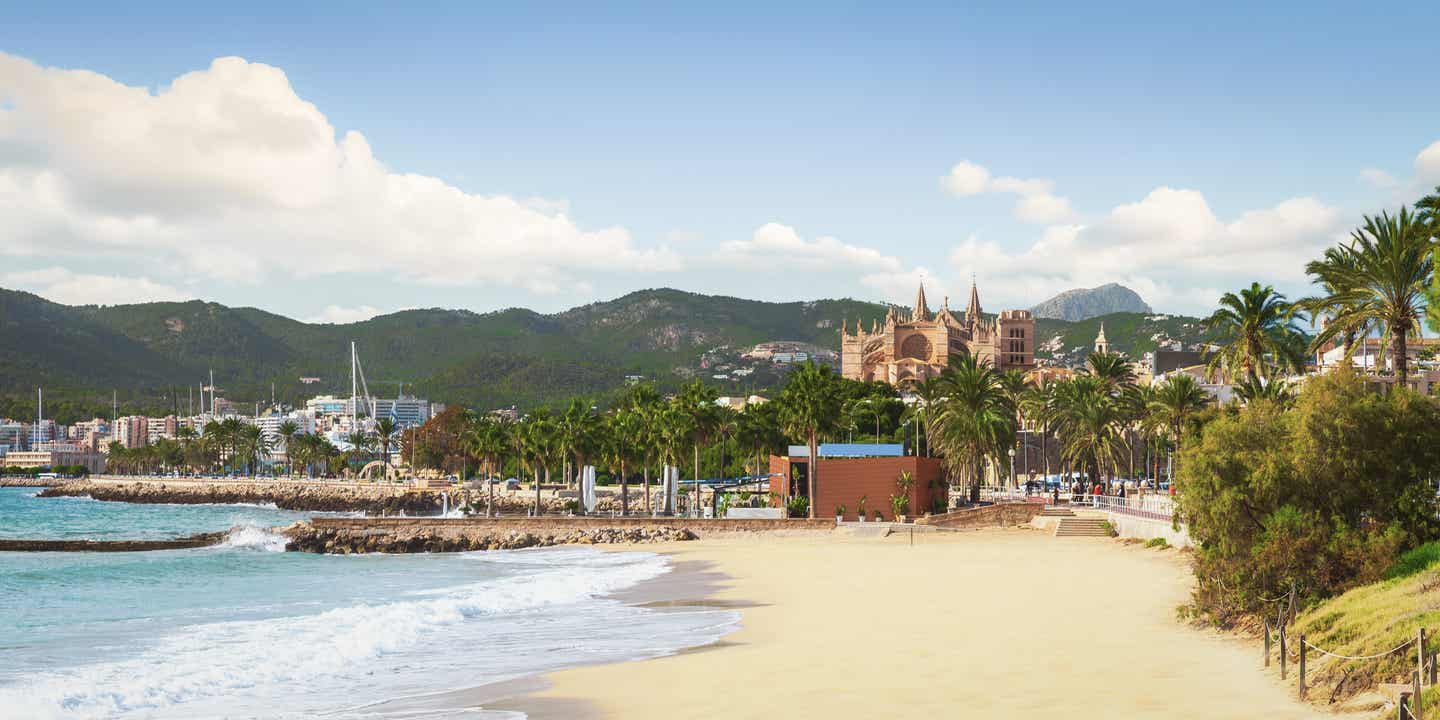 Städte am Meer mit Aussicht: Vom Strand kann man die Katherale La Seu sehen