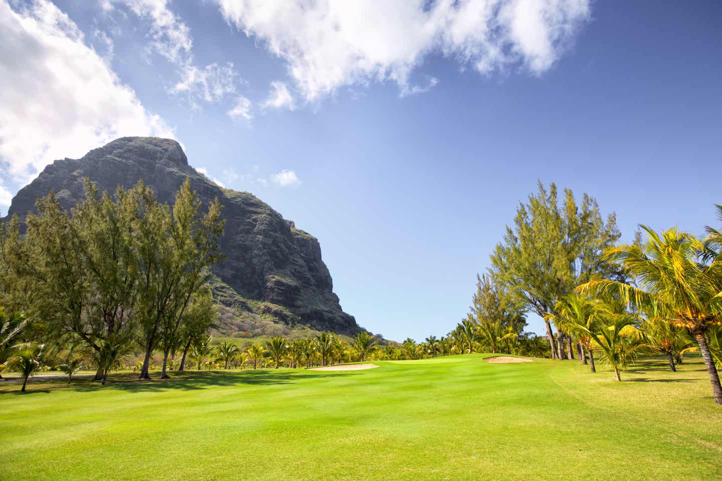 Golfen auf Mauritius vor beeindruckender Kulisse