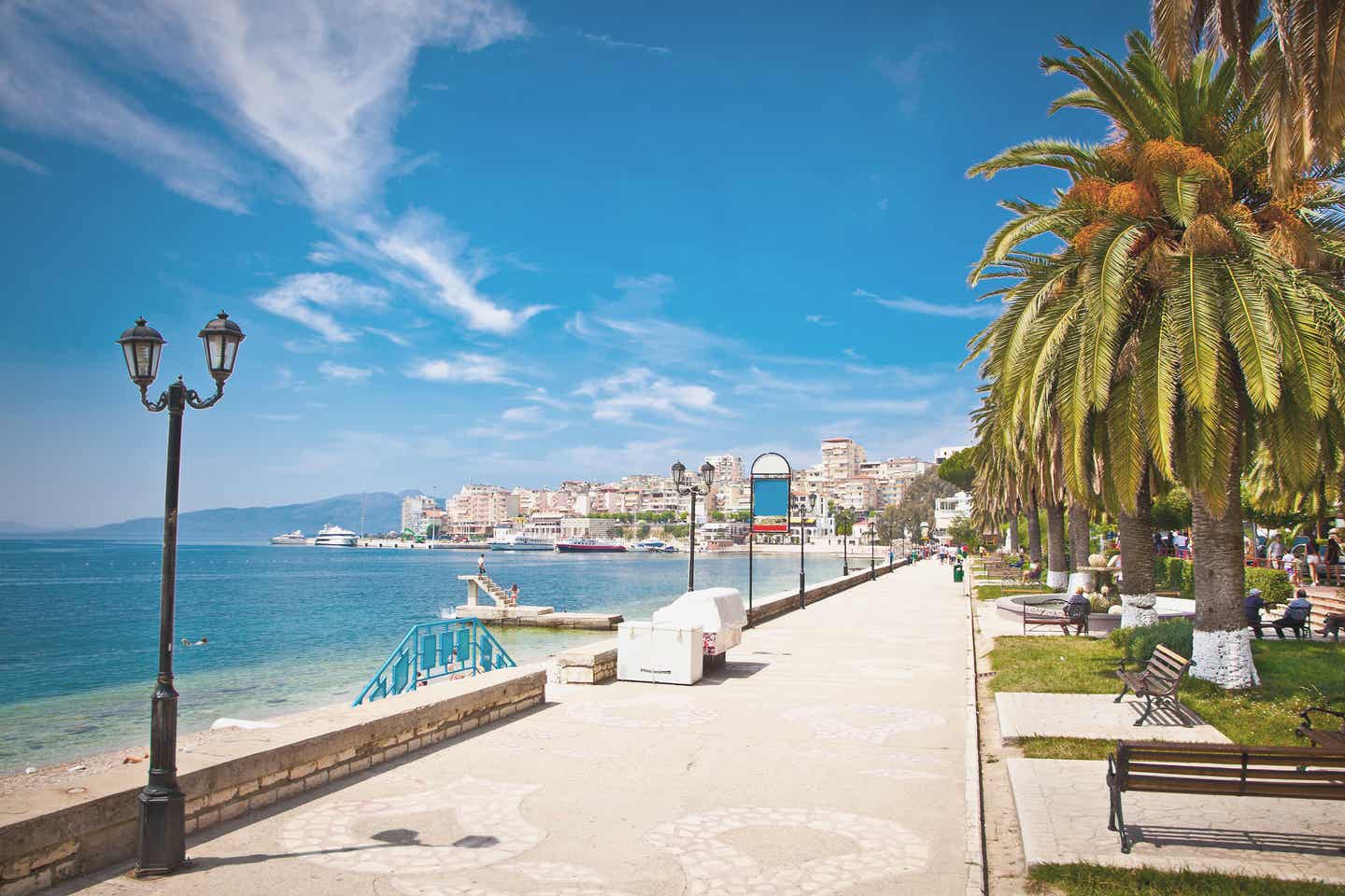 Saranda Strand in Albanien mit schöner Promenade