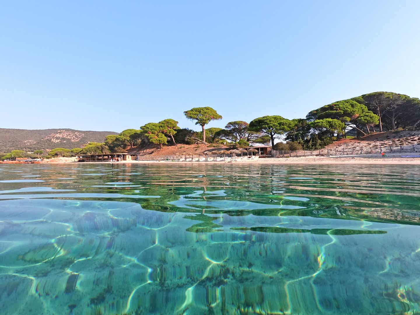 Frankreichs Strände: Blick vom Wasser auf den Palombaggia Strand auf Korsika.