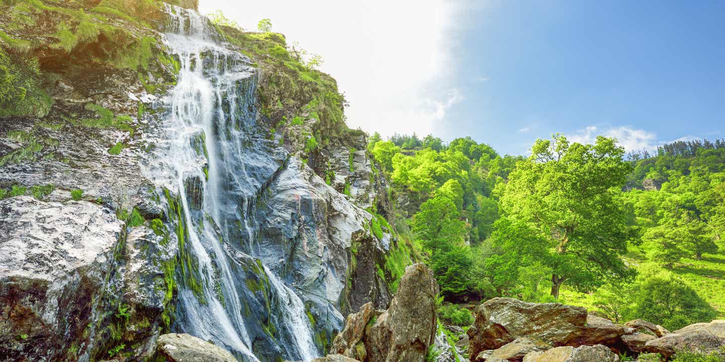 Wasserfall an zerklüftetem Hang in Irland
