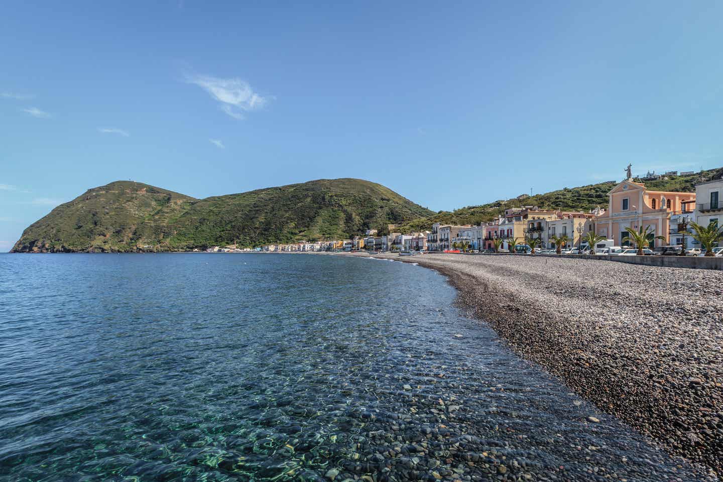 Der Badeort Canneto auf einer der Liparischen Inseln