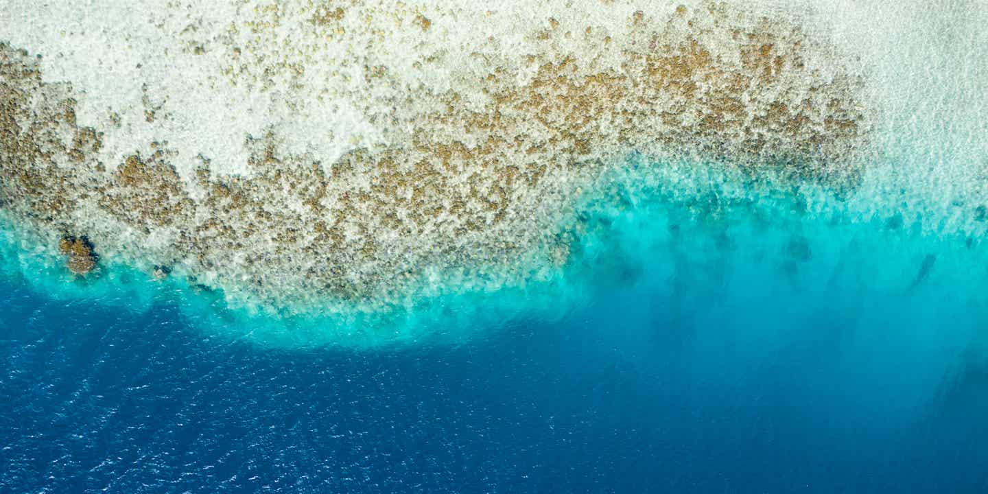 Vogelperspektive auf ein Riff im Meer