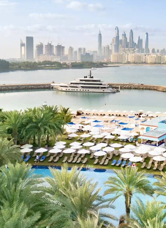 Orient Reisen Orient-Reise: Blick vom Strand auf Skyline