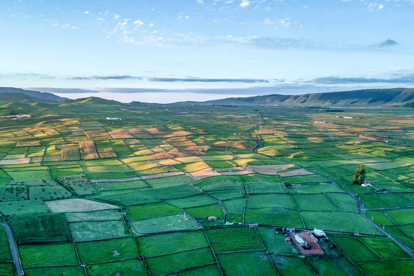 Azoren Sehenswürdigkeiten: Blick auf Wiesen und Felder bei Sonnenuntergang auf der portugiesischen Insel Terceira