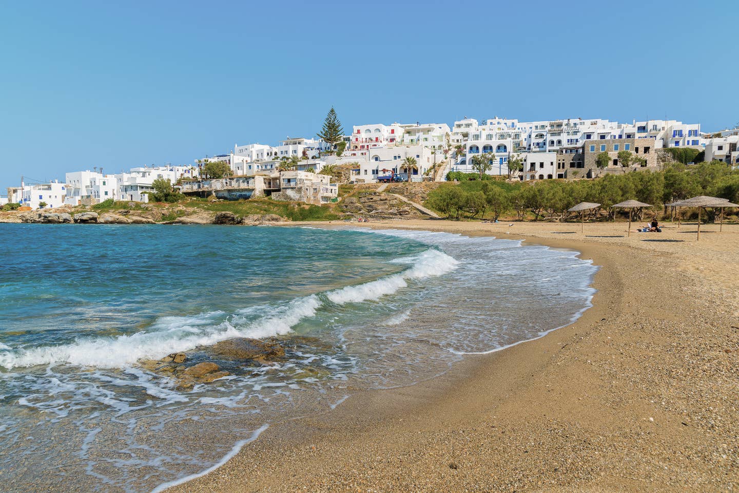 Paros Urlaub mit DERTOUR. Strand der kleinen Hafenstadt Naoussa auf Paros