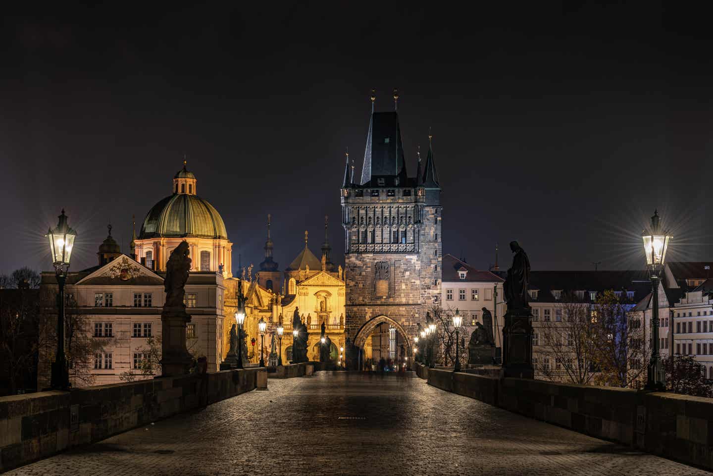 Prag Sehenswürdigkeiten: Blick auf die Karlsbrücke und den Turm bei Nacht